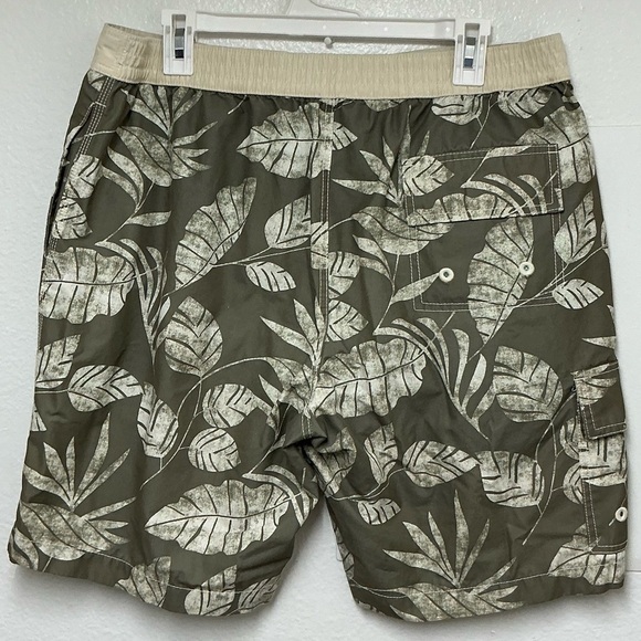 Tommy Bahama Men’s Green and Cream Tropical Board Shorts - Picture 2 of 15